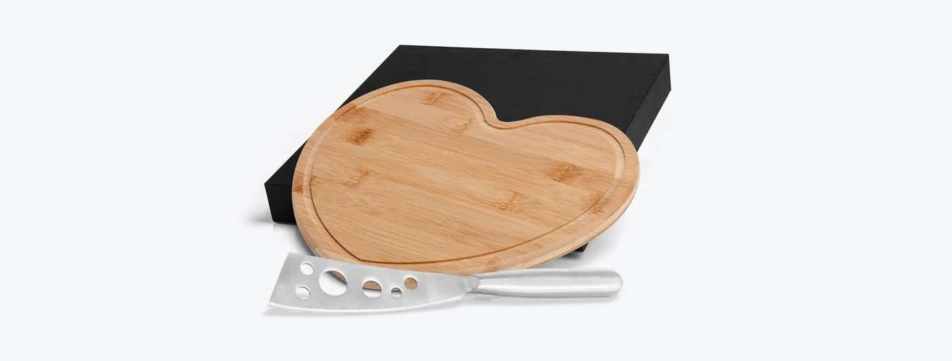 Kit para Queijo Com Tábua Formato Coração Bambu / Inox Personalizado 