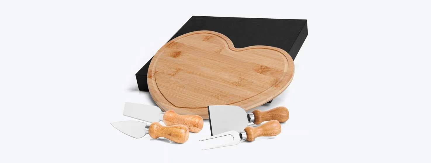 Kit para Queijo Com Tábua Formato Coração Personalizado 