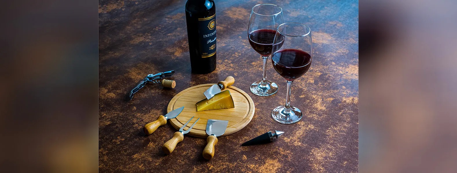 Kit Queijo e Vinho Com Espaço Para Garrafa 9 Peças com Logo 