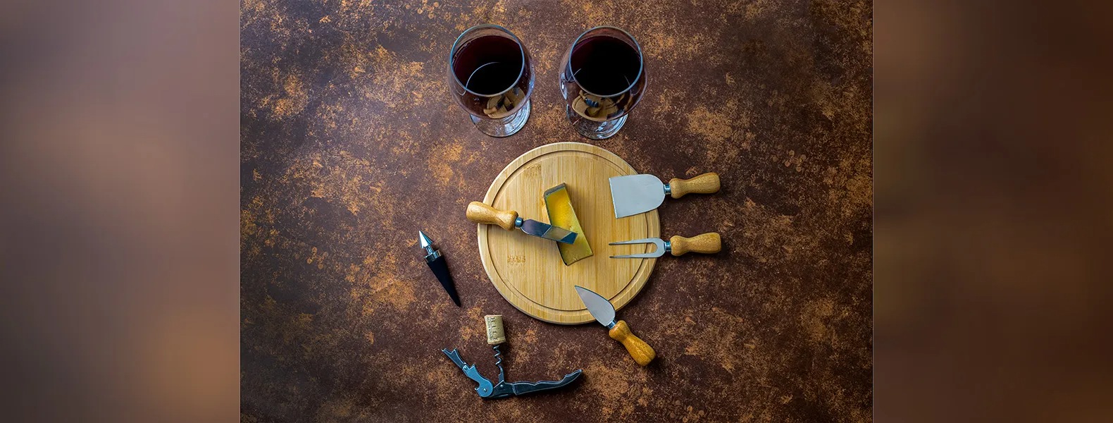 Kit Queijo e Vinho Com Espaço Para Garrafa 9 Peças com Logo 